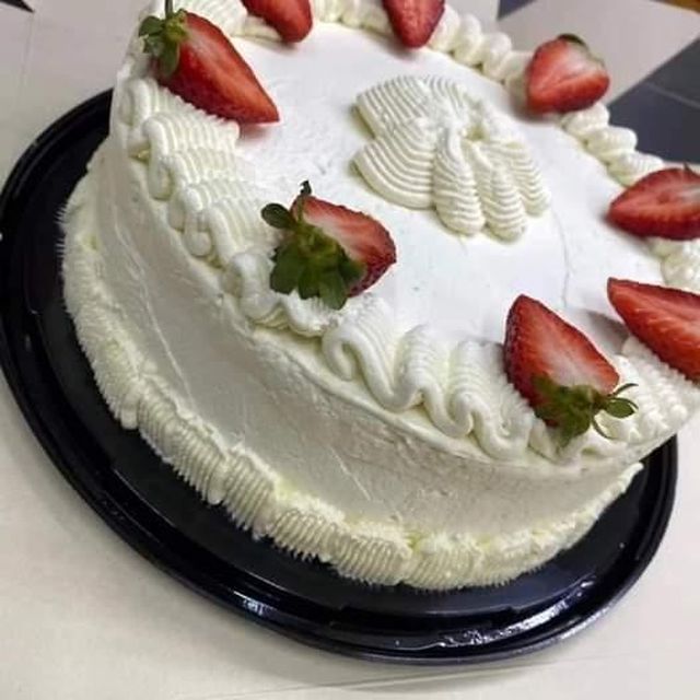 Torta blanca con frutillas